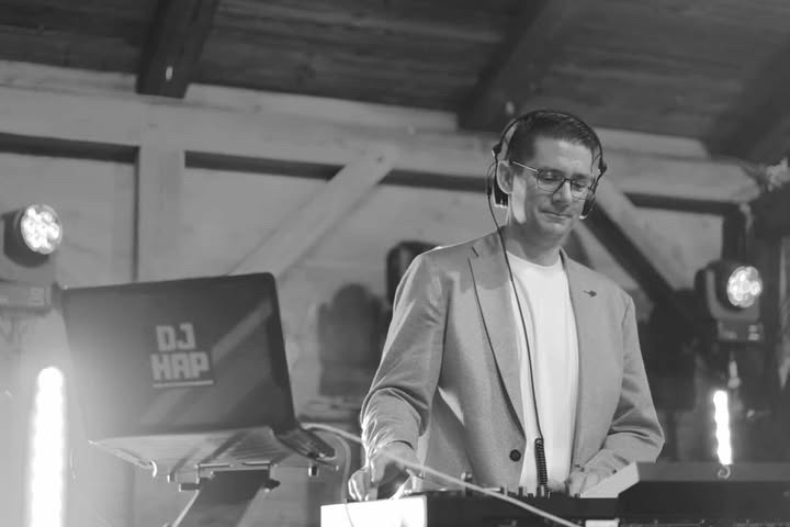 DJ Hap beim Auflegen auf einer Veranstaltung in München