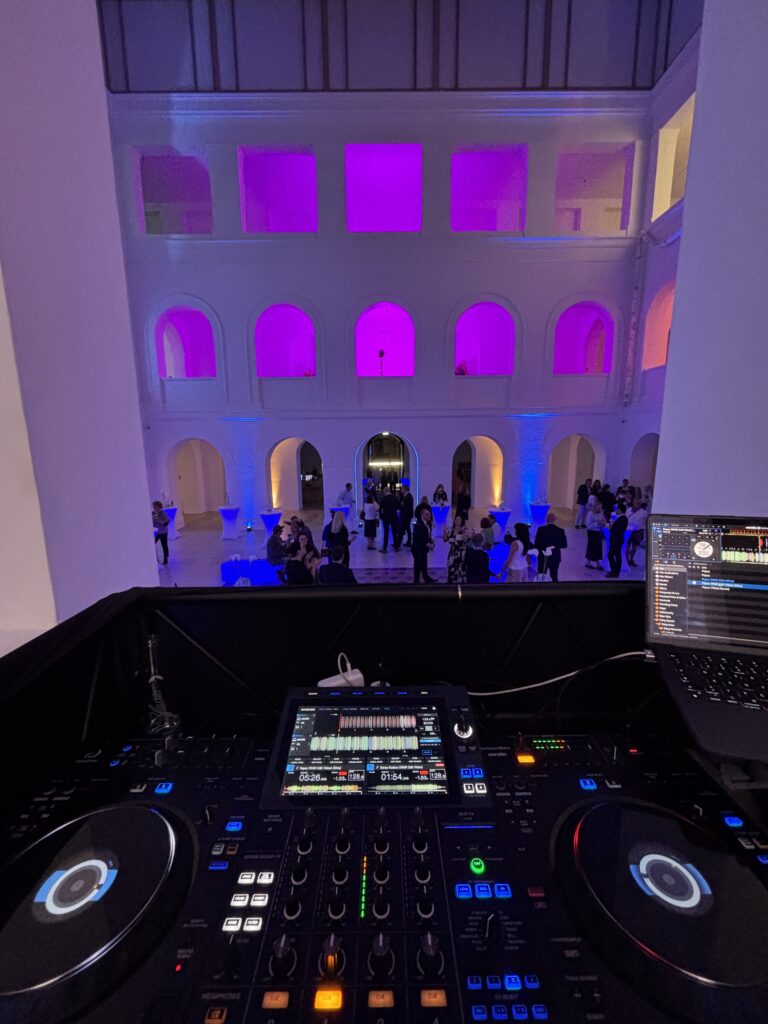 DJ Hap bei einer Geburtstagsfeier